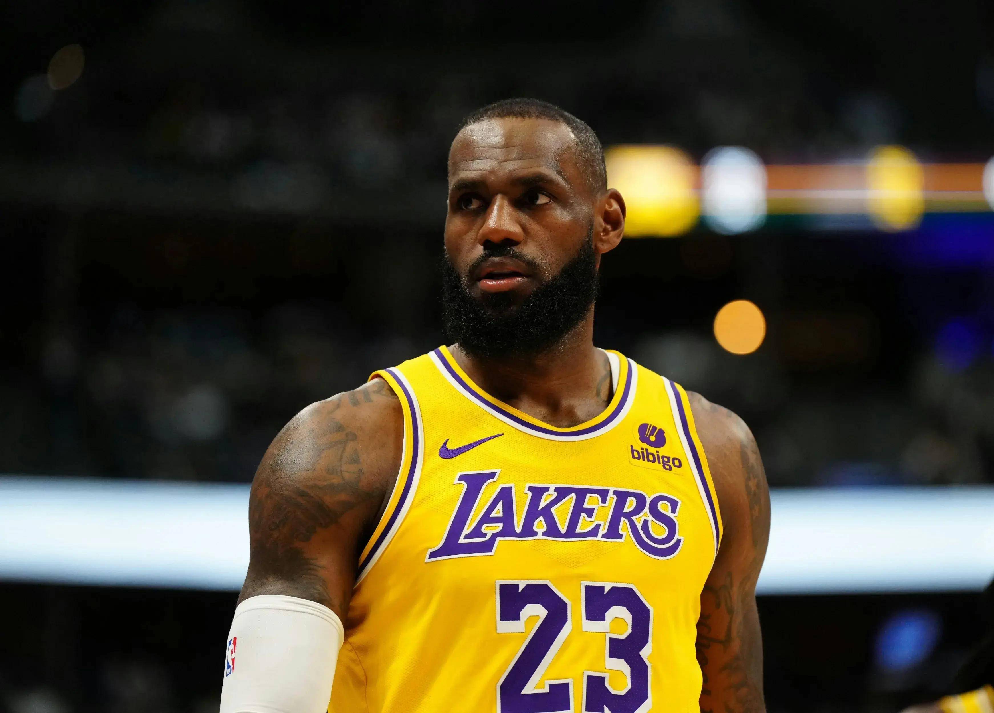 包含湖人击败快船：詹姆斯最后时刻绝杀戴维斯飙分的词条