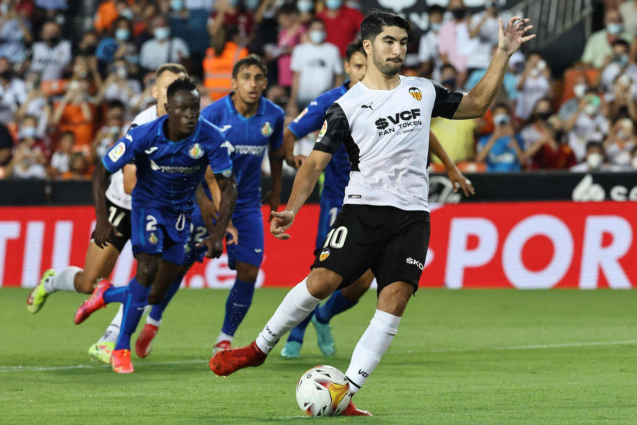 那不勒斯客场轻松取胜，保持不败