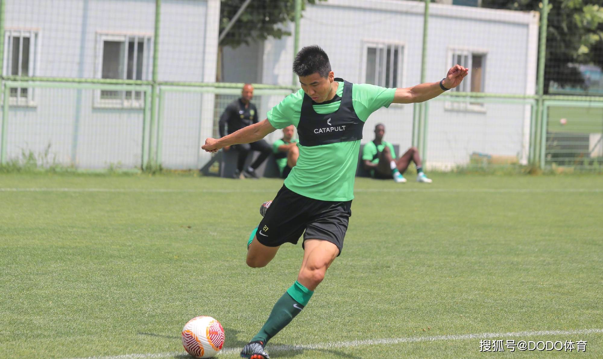 经典足球比赛重现，球员个人能力受肯定