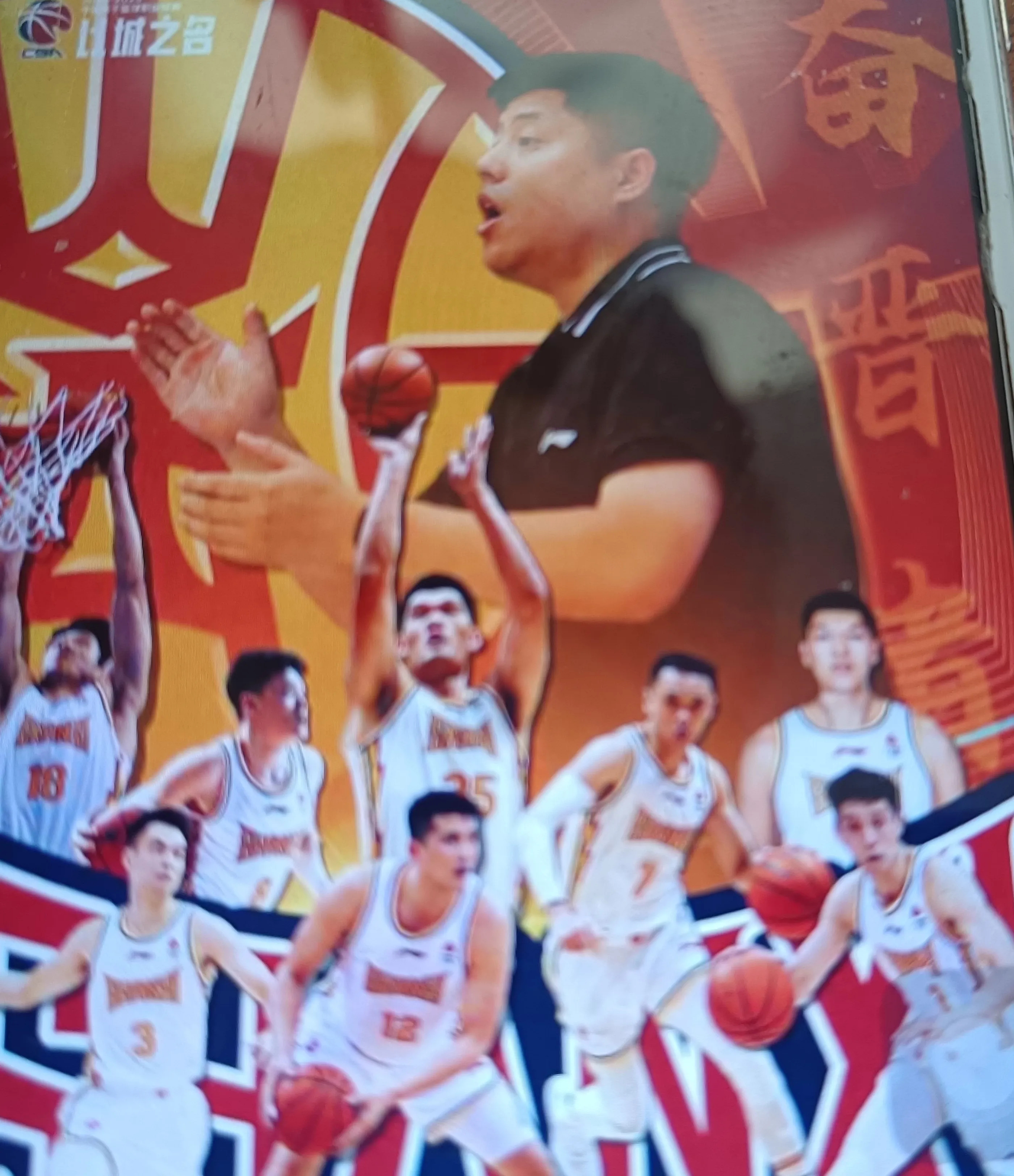 球员们团结一心，共同面对对手的挑战