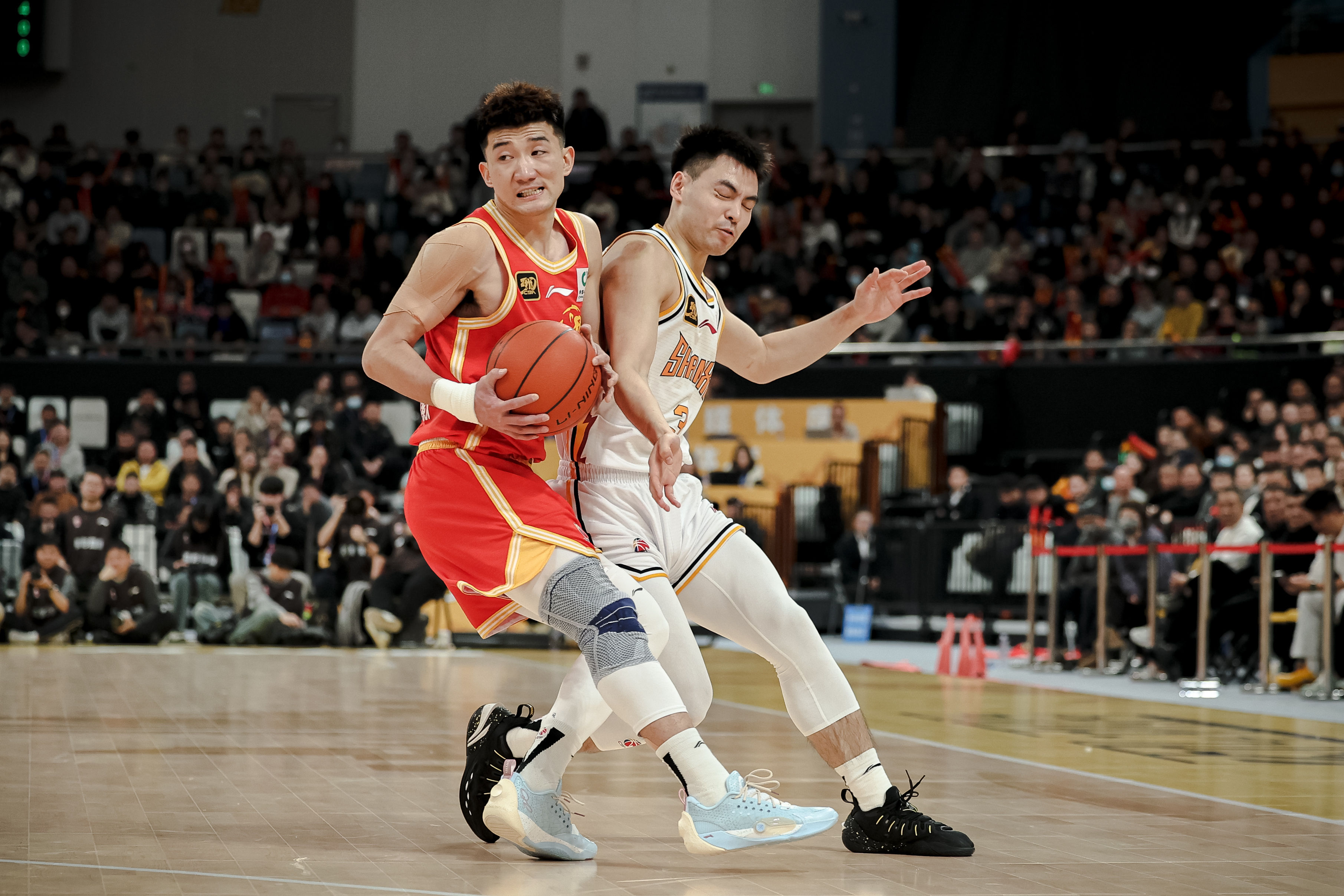 比赛中球员身手敏捷，场面一度火爆的简单介绍