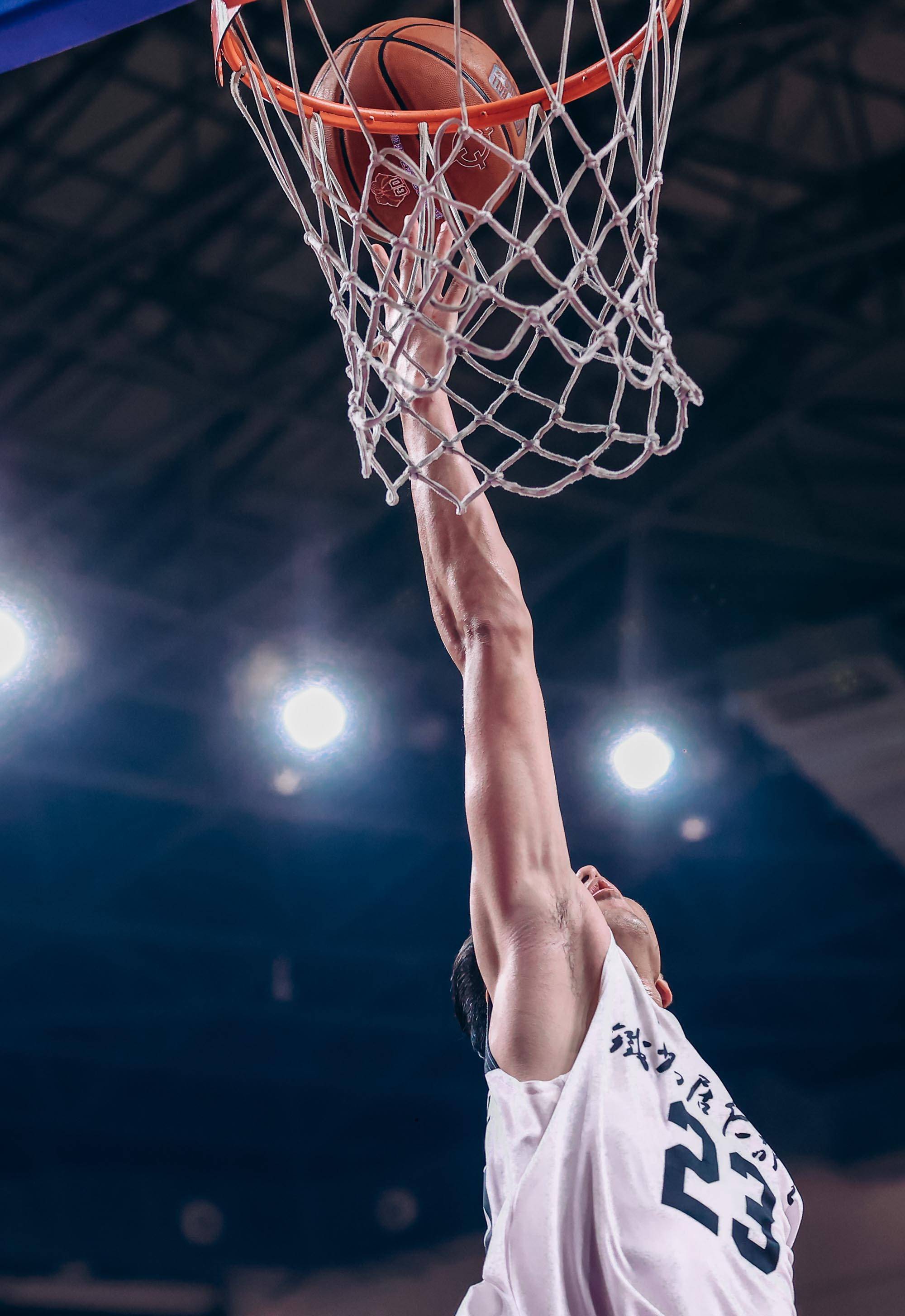 关于顶级篮球职业比赛的精彩回放，让球迷欲罢不能的信息