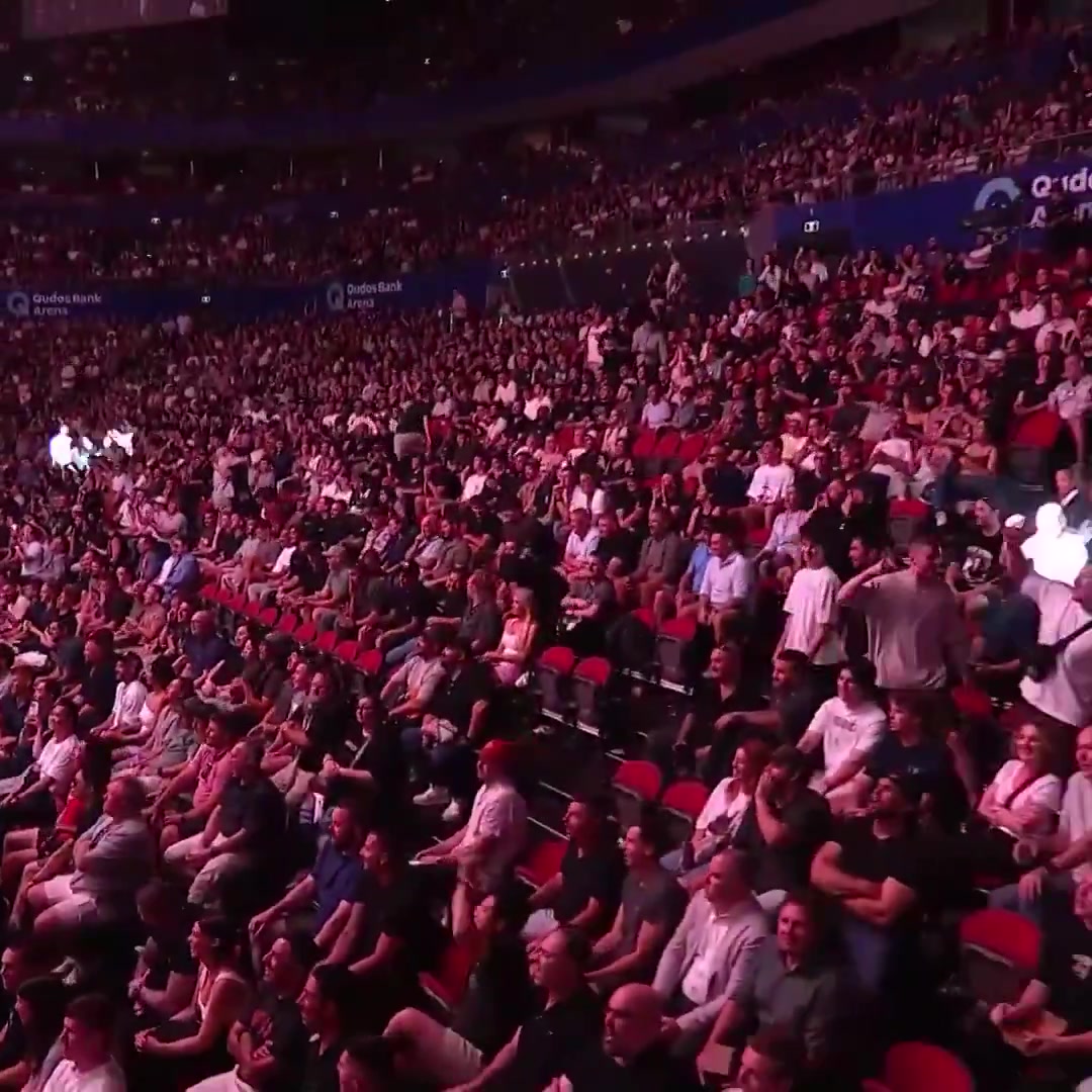 赛场上的激烈对抗，引发观众热烈讨论